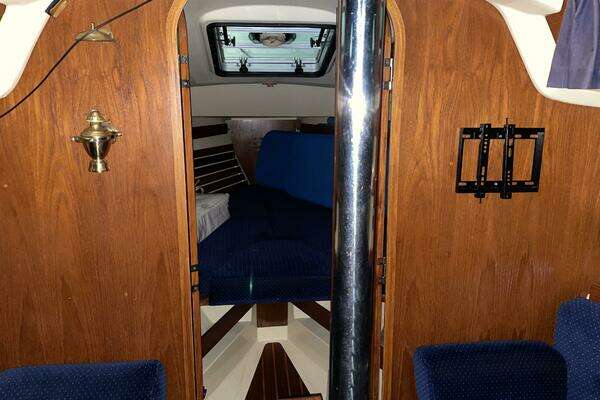 Photo of the 1986 Pearson 33 "BONDVILLE HOLIDAY"