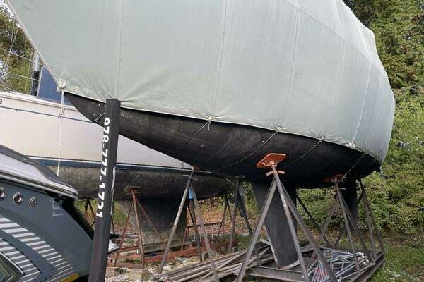 Photo of the 1986 Pearson 33 "BONDVILLE HOLIDAY"