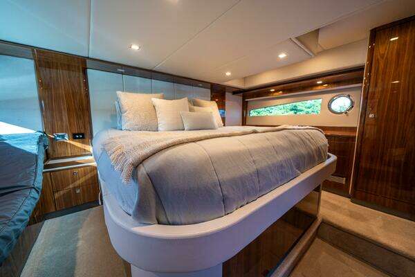 Riviera 5400 Sport Yacht Yacht For Sale