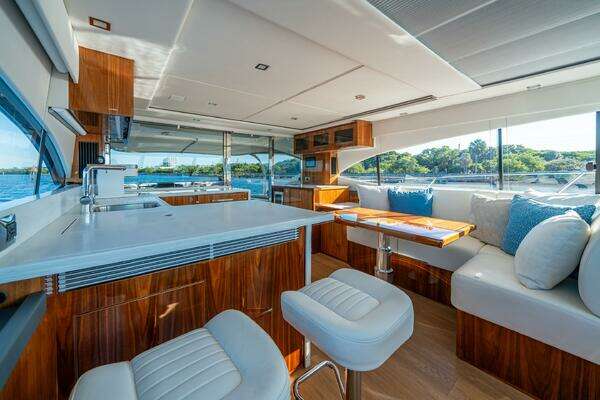 Riviera 5400 Sport Yacht Yacht For Sale