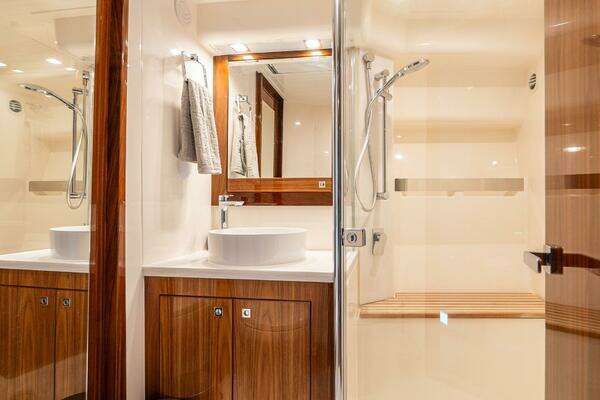 Riviera 5400 Sport Yacht Yacht For Sale