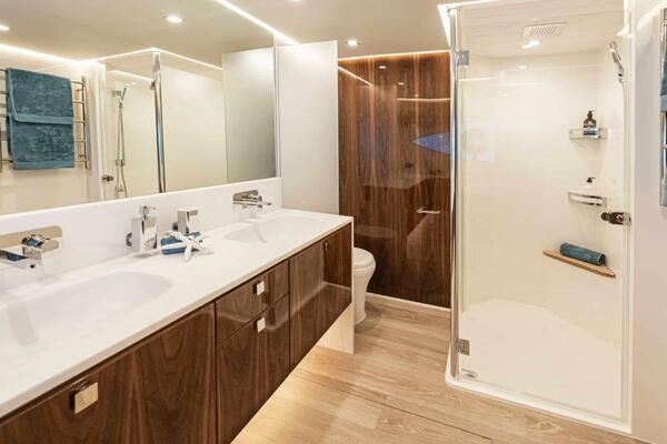 Riviera 6800 Sport Yacht PE Master Ensuite 01 Scaled (1)