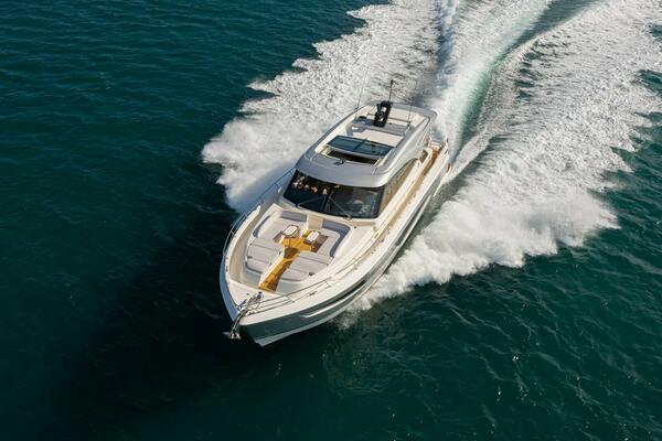 Riviera 6800 Sport Yacht Platinum Edition Running 02 R 1 (1)