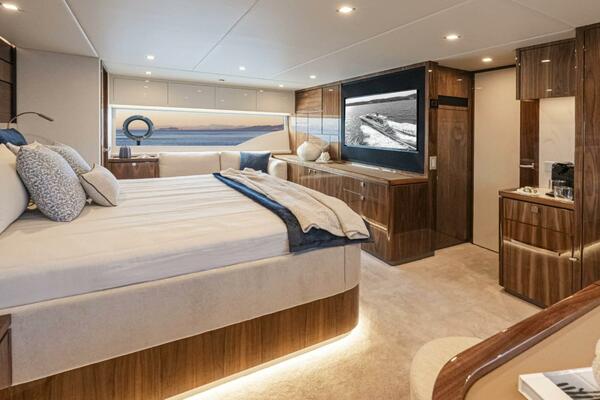 Riviera 6800 Sport Yacht PE Master Stateroom 04.jpg Scaled (1)