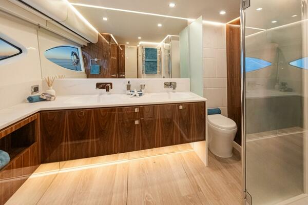 Riviera 6800 Sport Yacht PE Master Ensuite 03 (1)