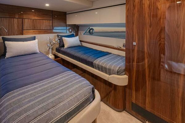 Riviera 6800 Sport Yacht PE Port Cabin 01 (1)