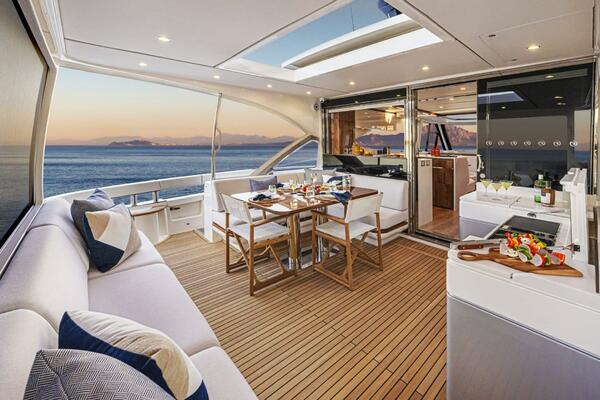 Riviera 6800 Sport Yacht PE Aft Deck 02 1 Scaled (1)
