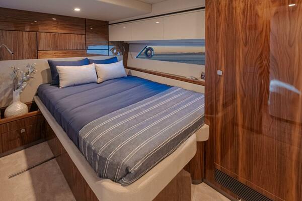 Riviera 6800 Sport Yacht PE Port Cabin 02 (1)