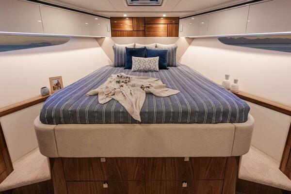 Riviera 6800 Sport Yacht PE Forward VIP Stateroom 01 Scaled (1)