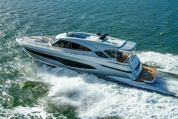 Riviera 6800 Sport Yacht Platinum Edition Running 08 R (1)