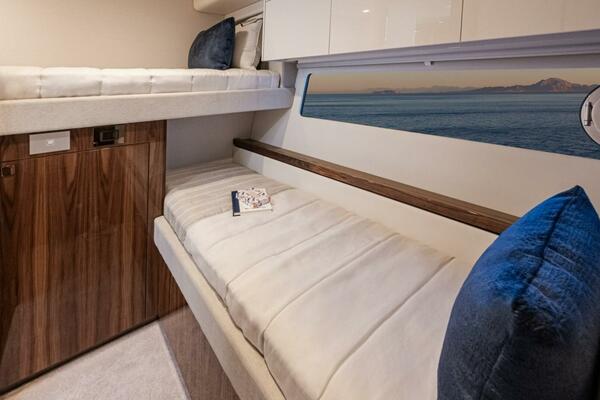 Riviera 6800 Sport Yacht PE Starboard Stateroom 01 (1)
