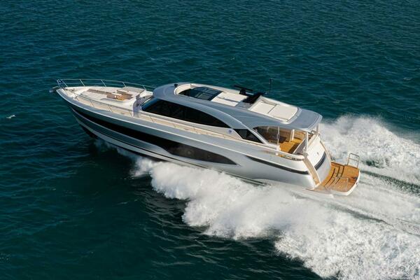 Riviera 6800 Sport Yacht Platinum Edition Running 01 R 1 (1)