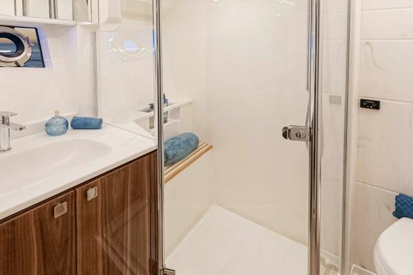 Riviera 6800 Sport Yacht PE Forward VIP Ensuite 01 Scaled