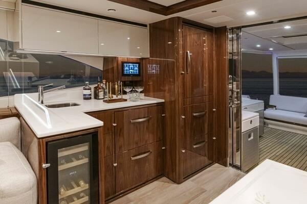 Riviera 6800 Sport Yacht PE Wetbar 01 Scaled (1)