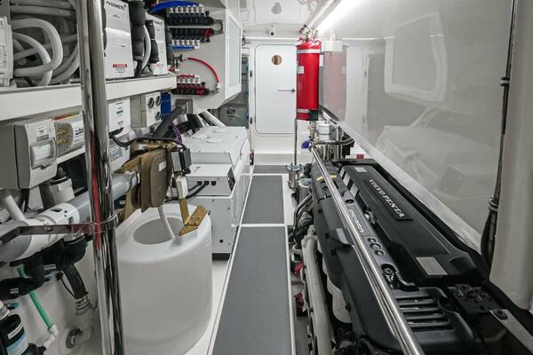 Riviera 6800 Sport Yacht PE Engineroom 01 Scaled (1)