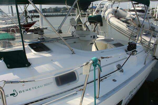 Photo of the 2001 Beneteau 411 "Cadenza"