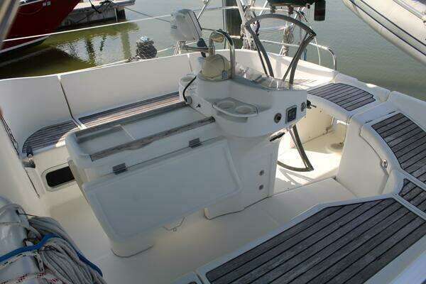 Photo of the 2001 Beneteau 411 "Cadenza"