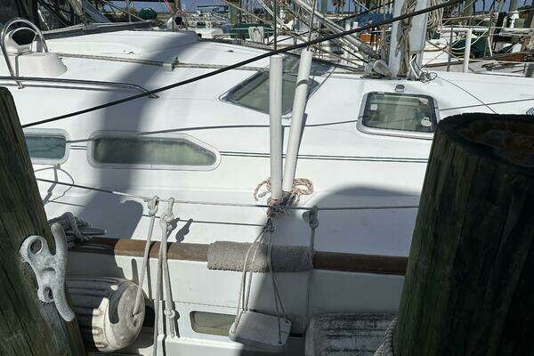 Photo of the 2004 Beneteau 423 "Fleetwing"