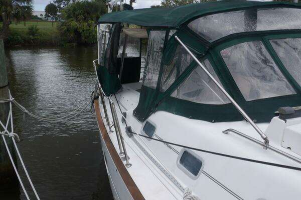 Photo of the 2004 Beneteau 423 "Fleetwing"