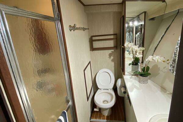 Hatteras SF 52 Yacht For Sale