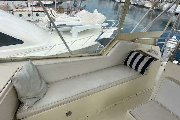 Hatteras SF 52 Yacht For Sale