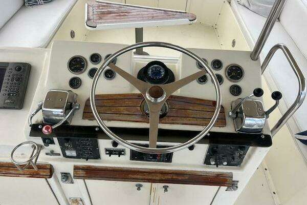 Hatteras SF 52 Yacht For Sale