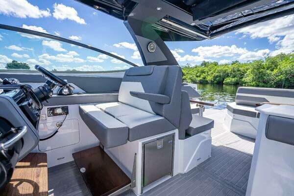 Cruisers Yachts GLS OB Yacht For Sale