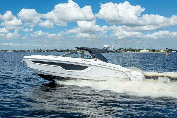 2022 Cruisers Yachts 38