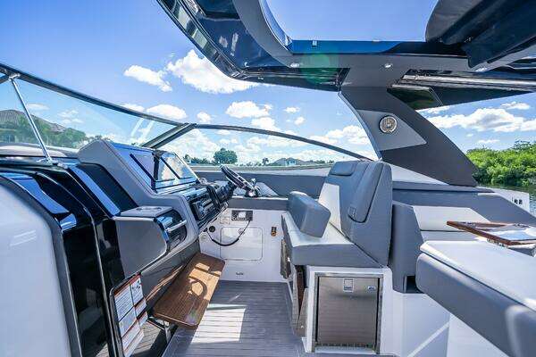 Cruisers Yachts GLS OB Yacht For Sale