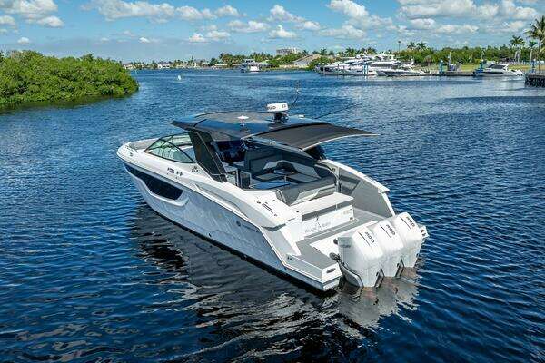 2022 Cruisers Yachts 38