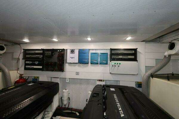 Galeon 650 Sky Yacht For Sale