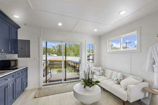 Photo of the 2026 Custom Hanks 26 Houseboat