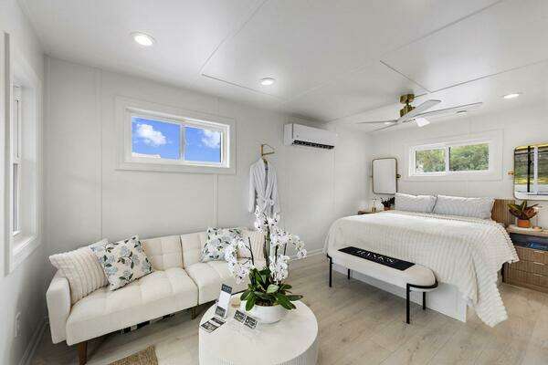 Photo of the 2026 Custom Hanks 26 Houseboat