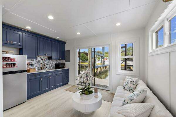 Photo of the 2026 Custom Hanks 26 Houseboat