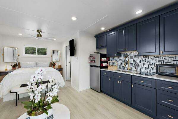 Photo of the 2026 Custom Hanks 26 Houseboat