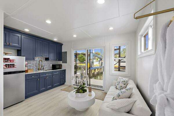 Photo of the 2026 Custom Hanks 26 Houseboat