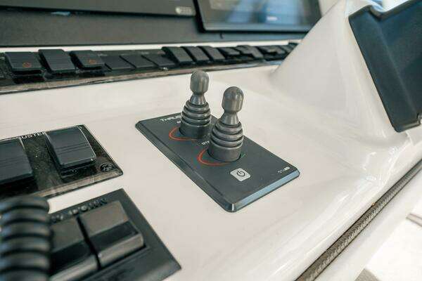 Sea Ray 580 Sedan Bridge Yacht For Sale