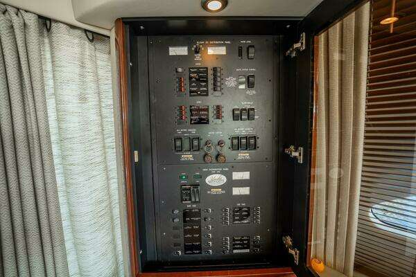 Sea Ray 580 Sedan Bridge Yacht For Sale