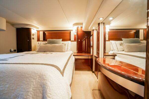 Sea Ray 580 Sedan Bridge Yacht For Sale