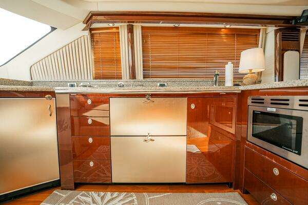 Sea Ray 580 Sedan Bridge Yacht For Sale