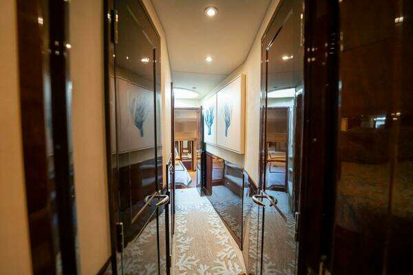 Sea Ray 580 Sedan Bridge Yacht For Sale