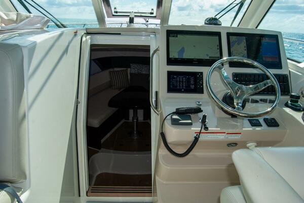 34ft Boston Whaler Yacht For Sale