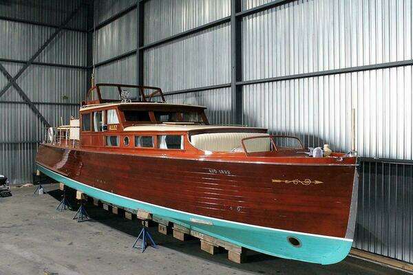 Chris-Craft Commuter Yacht For Sale