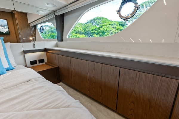 2018 Ferretti Yachts 55