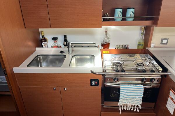 Fat Bottom Girl 46ft Beneteau Yacht For Sale