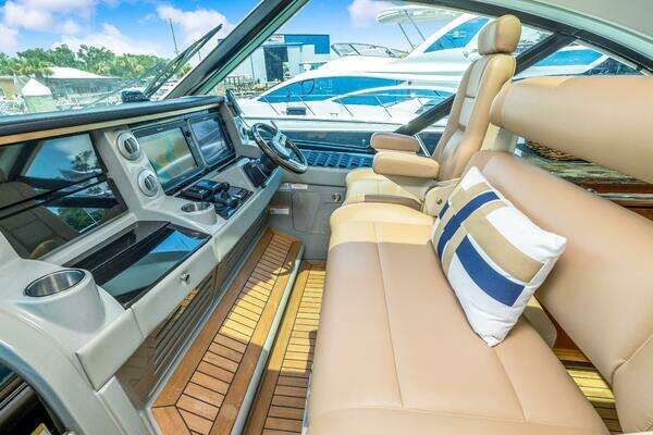 Sea Ray 610 SUNDANCER Yacht For Sale