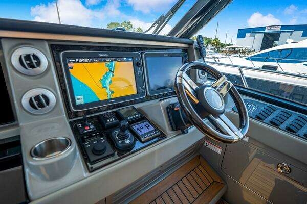 Sea Ray 610 SUNDANCER Yacht For Sale