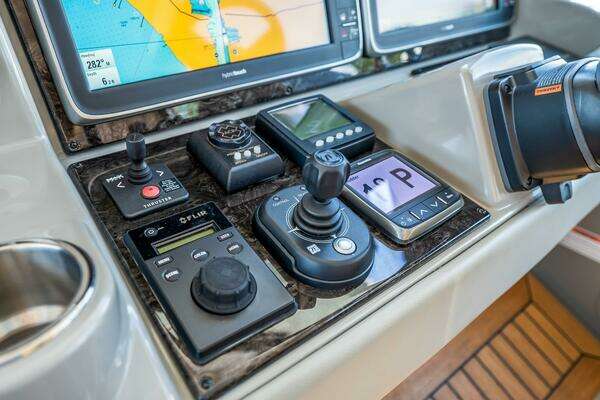 Sea Ray 610 SUNDANCER Yacht For Sale