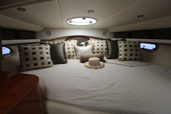 34ft Four Winns Yacht For Sale
