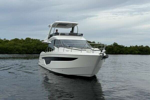 Galeon 500 FLY Yacht For Sale